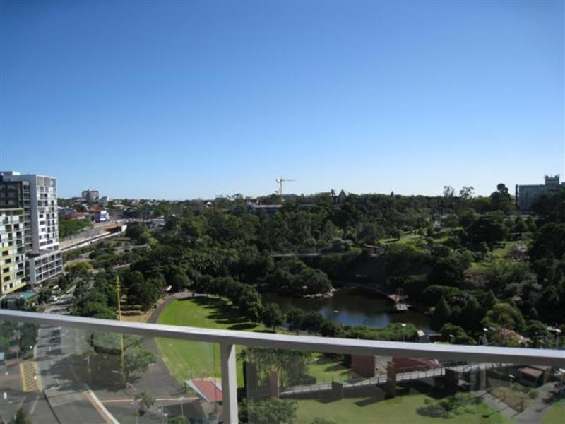 3/3048 Parkland Blv, Brisbane QLD 4000