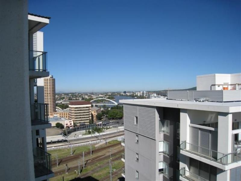 3/3048 Parkland Blv, Brisbane QLD 4000