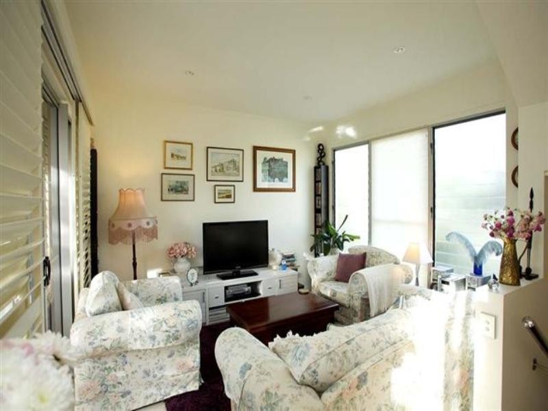 37 Barnes Avenue, Coorparoo QLD 4151