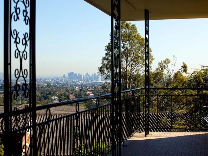 4 Cluden Street, Holland Park West QLD 4121