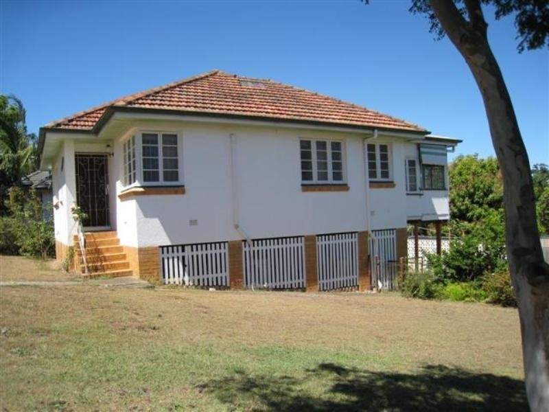 1 Avesnes Street, Holland Park QLD 4121