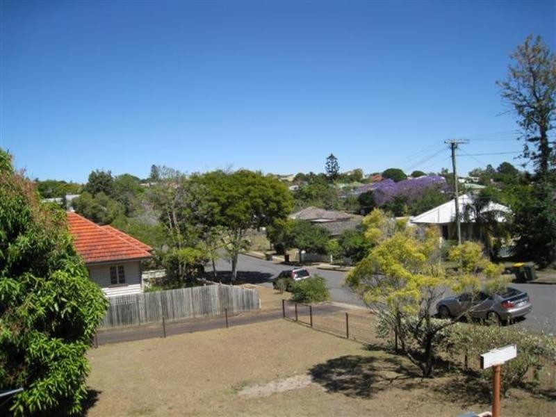 1 Avesnes Street, Holland Park QLD 4121