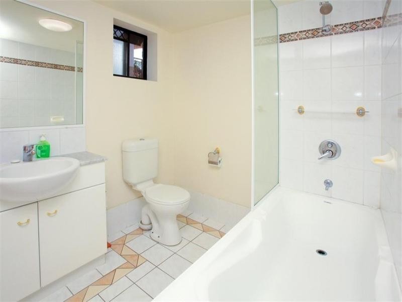 4/55 Harries Road, Coorparoo QLD 4151