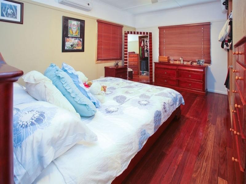 10 Mar Street, Holland Park QLD 4121