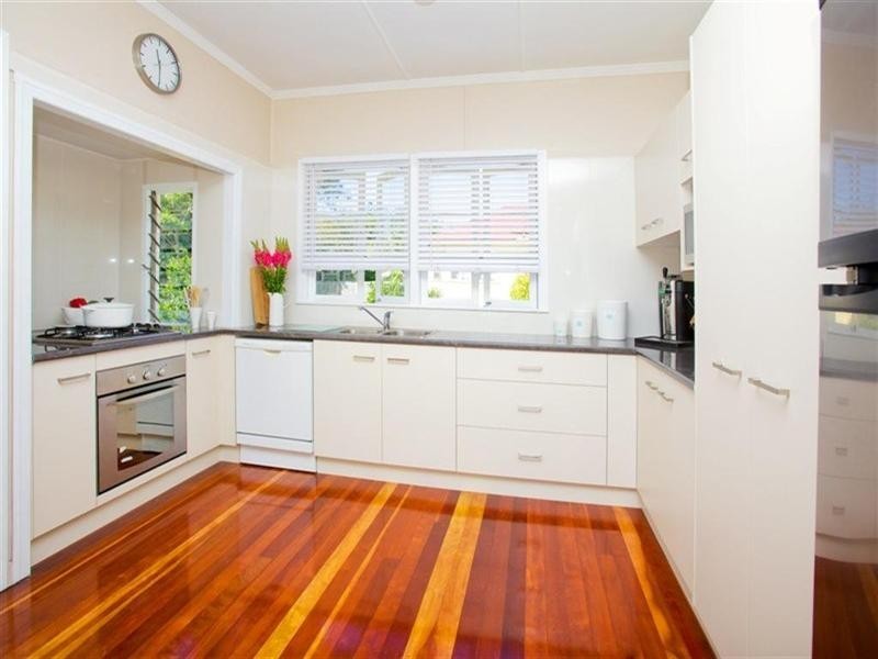 18 Cape Street, Holland Park QLD 4121