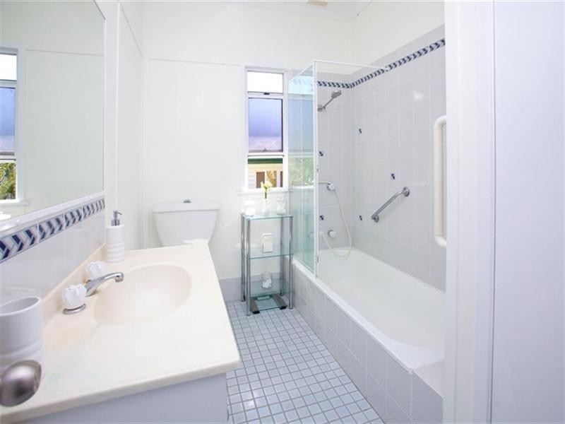 18 Cape Street, Holland Park QLD 4121