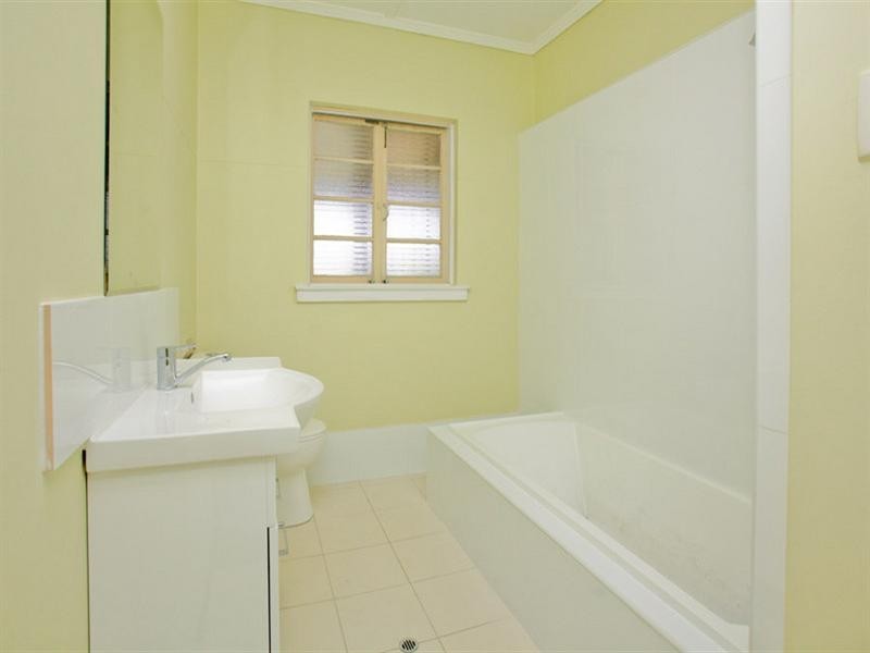 1 Avesnes Street, Holland Park QLD 4121