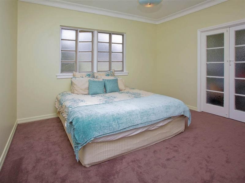 1 Avesnes Street, Holland Park QLD 4121