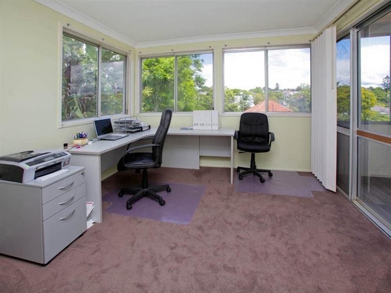 1 Avesnes Street, Holland Park QLD 4121