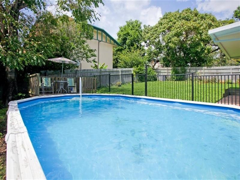 102 Marshall Road, Holland Park West QLD 4121