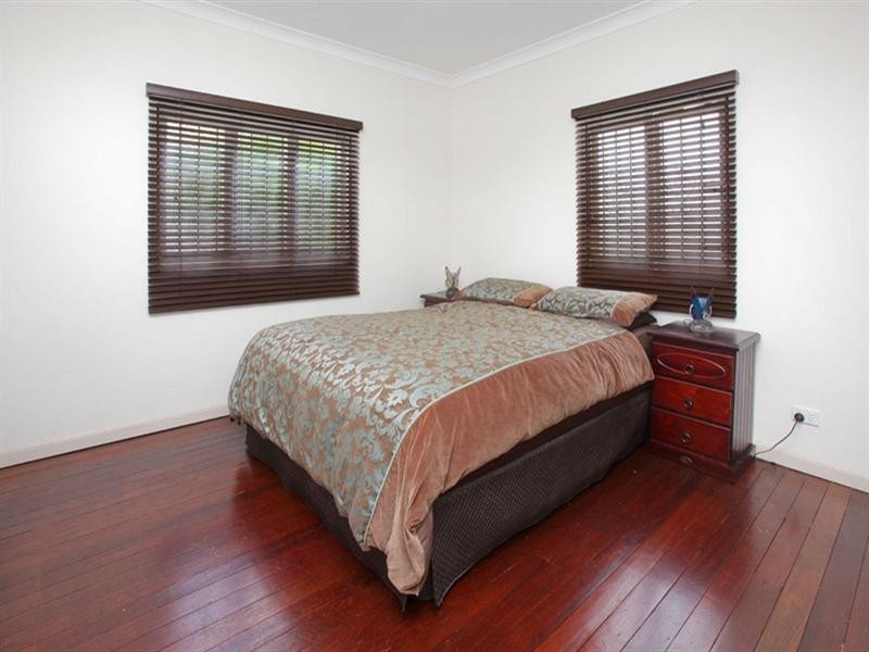 27 Waratah Avenue, Holland Park West QLD 4121