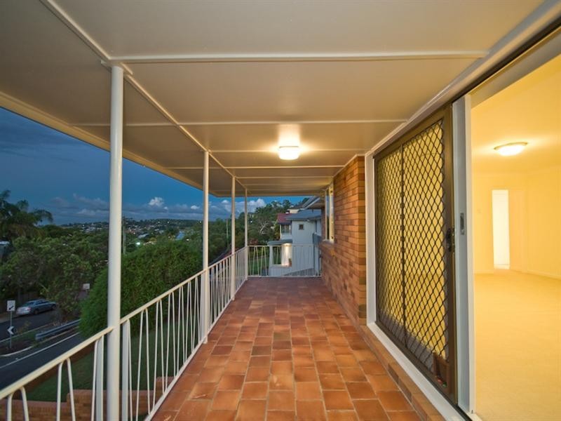 2 Harbut Street, Holland Park West QLD 4121