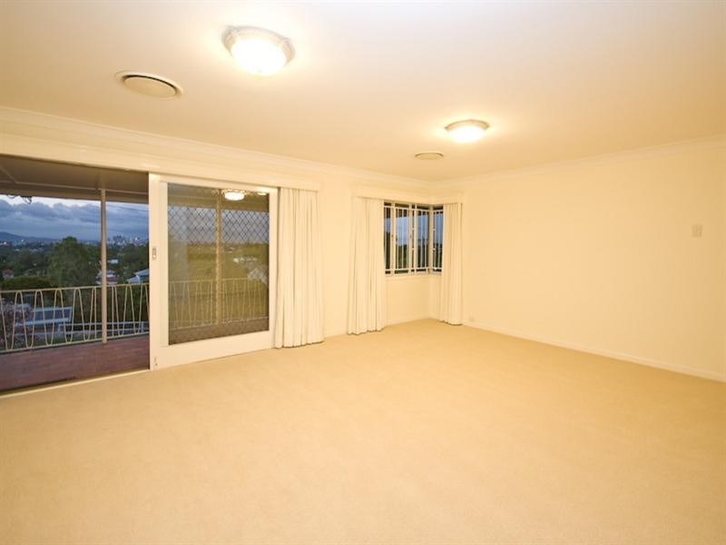 2 Harbut Street, Holland Park West QLD 4121