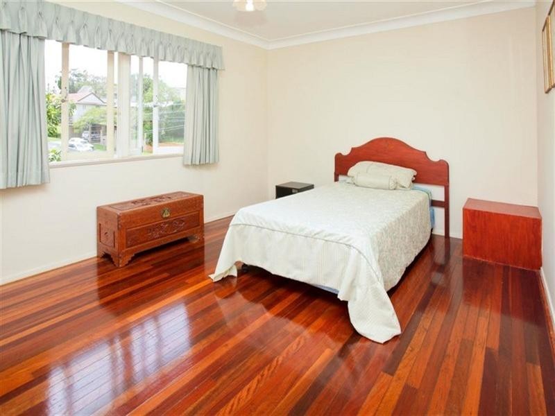 147 Arnold Street, Holland Park QLD 4121