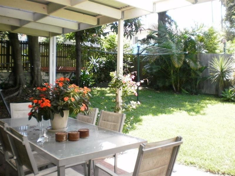 12 Navy Street, Holland Park West QLD 4121