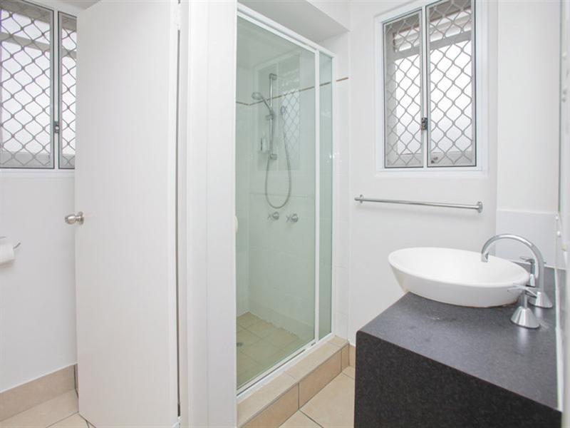 2/2 Carl Street, Woolloongabba QLD 4102