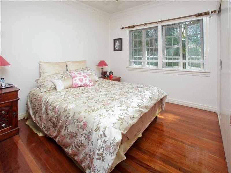 29 Iris Street, Holland Park West QLD 4121