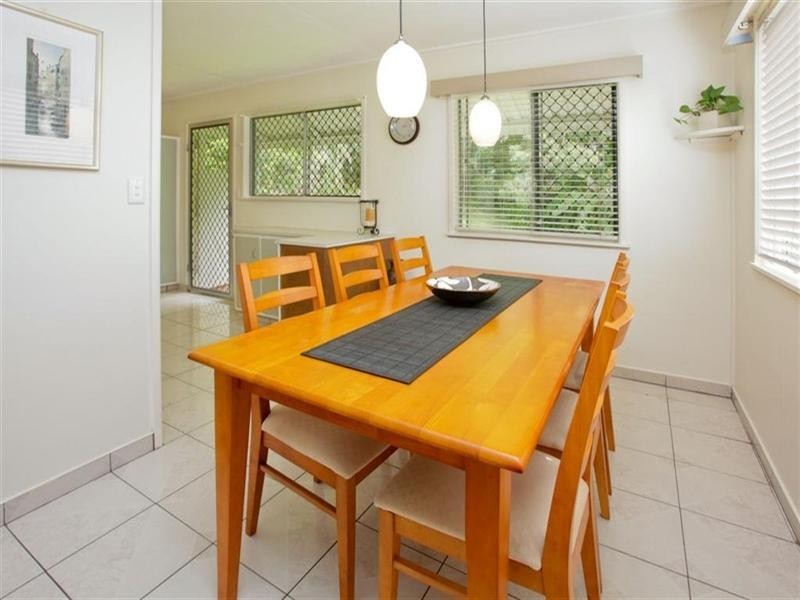 25 David Road, Holland Park QLD 4121