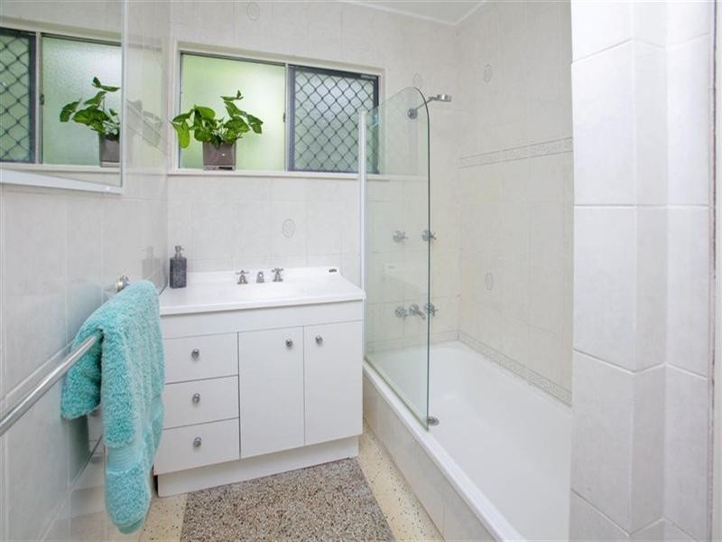 25 David Road, Holland Park QLD 4121