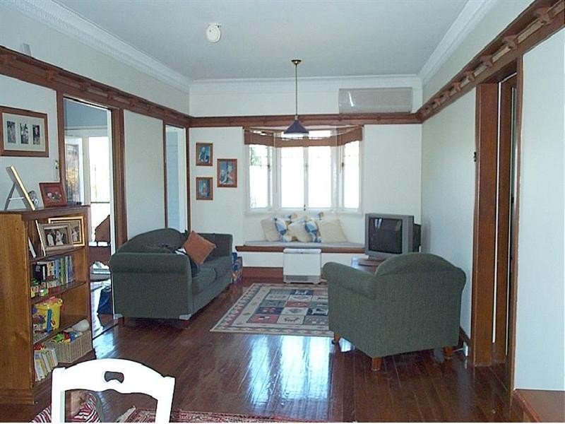 8 Iveagh Street, Holland Park West QLD 4121