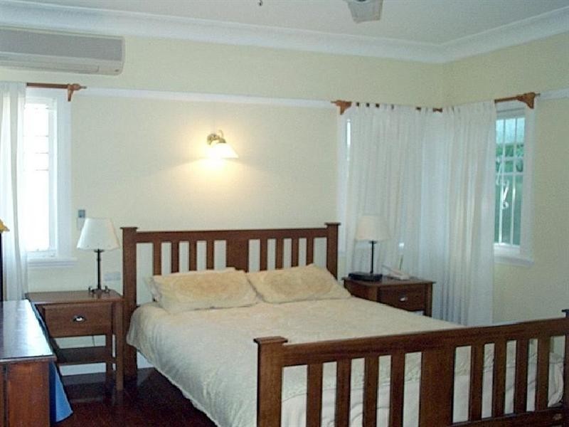 8 Iveagh Street, Holland Park West QLD 4121