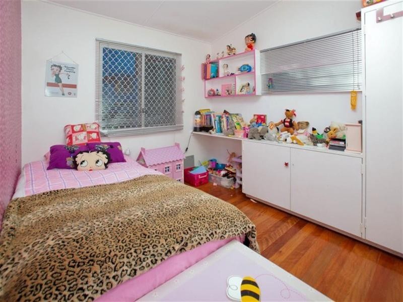 32 Hector Road, Holland Park QLD 4121