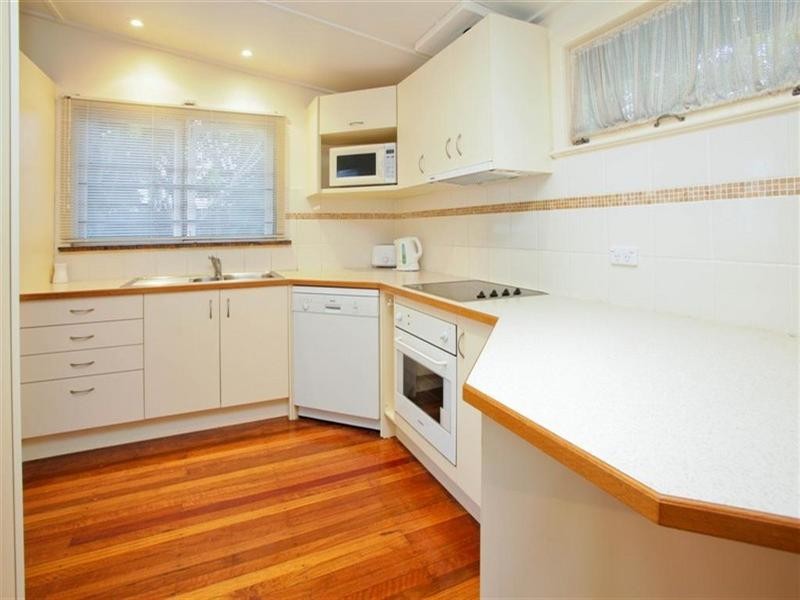 98 Lawn Street, Holland Park QLD 4121