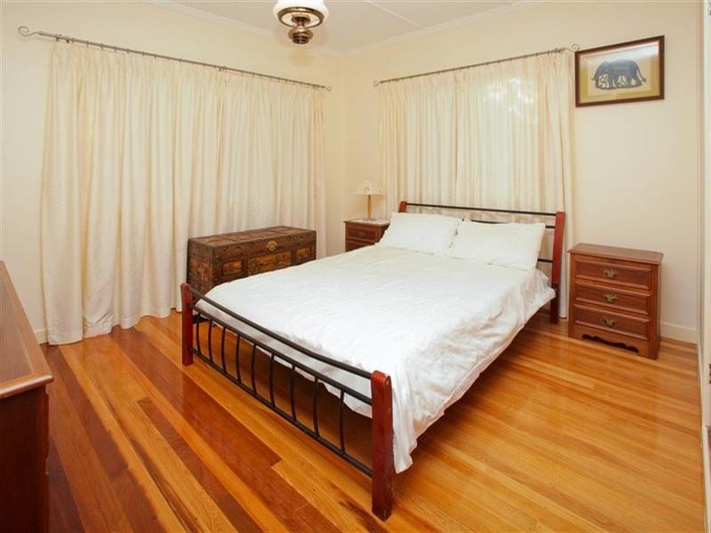 98 Lawn Street, Holland Park QLD 4121