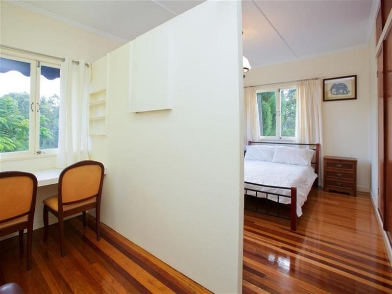 98 Lawn Street, Holland Park QLD 4121