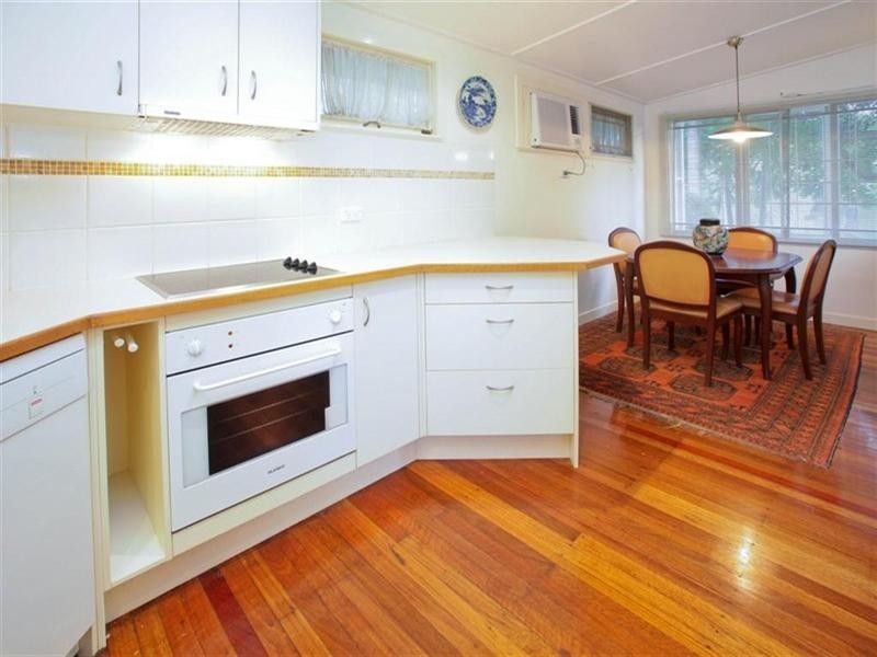 98 Lawn Street, Holland Park QLD 4121