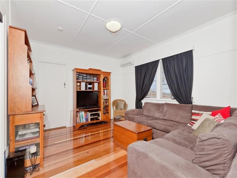 35 Love Street, Holland Park QLD 4121