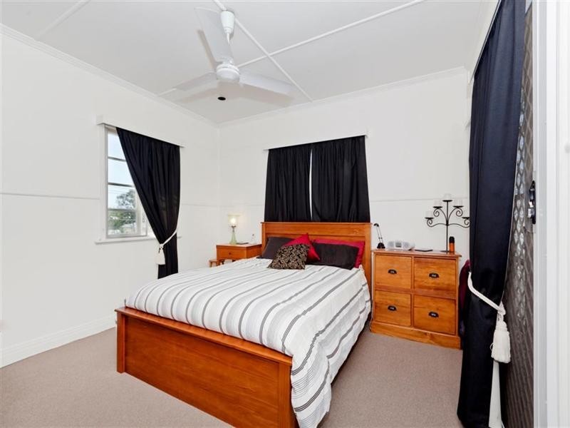 35 Love Street, Holland Park QLD 4121