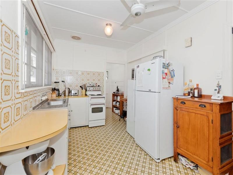 35 Love Street, Holland Park QLD 4121