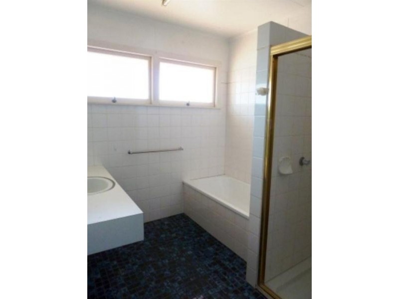 18 Kneale Street, Holland Park West QLD 4121