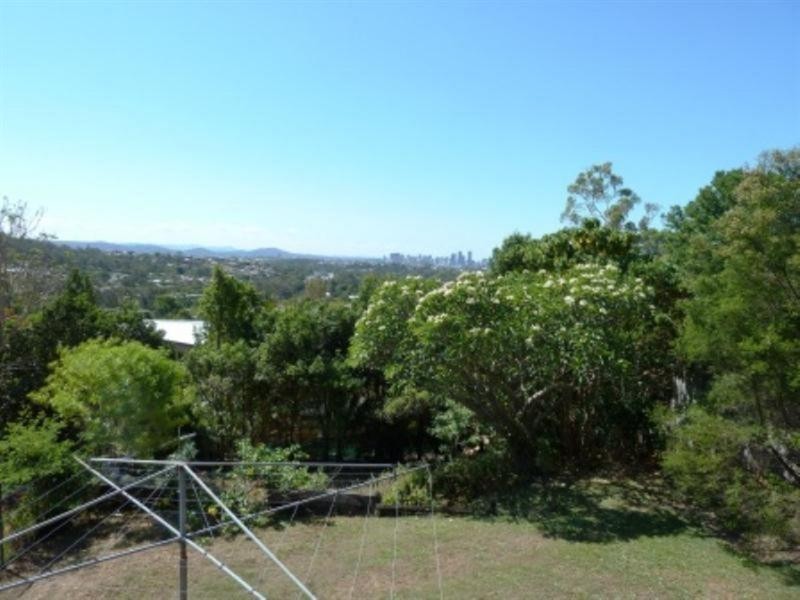 18 Kneale Street, Holland Park West QLD 4121