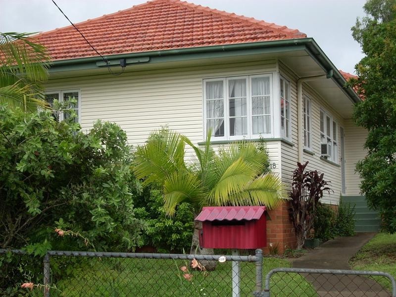 18 Roscoe Street, Holland Park QLD 4121