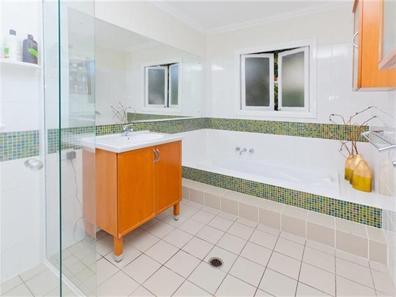 24 Oates Avenue, Holland Park QLD 4121