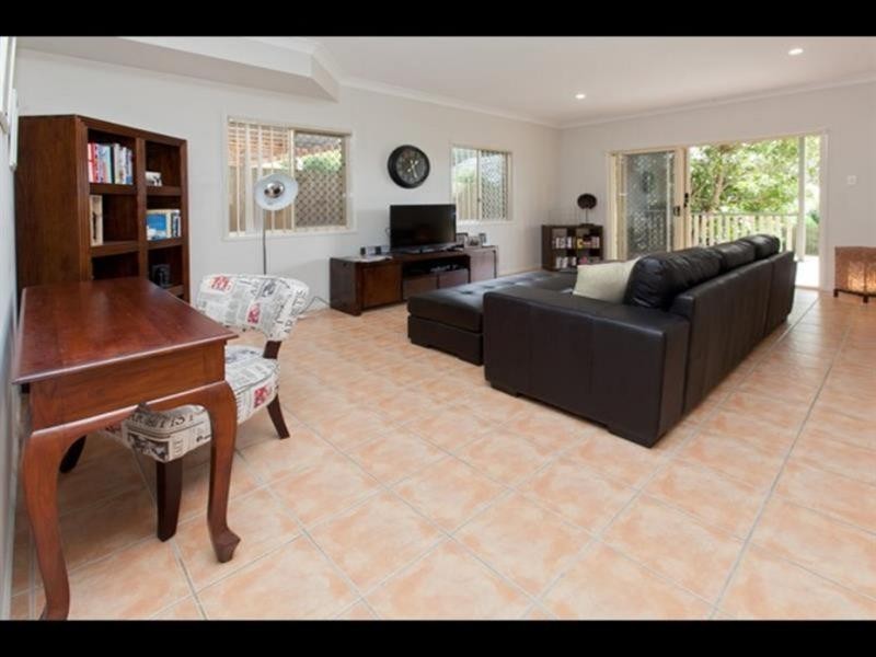 27 Boronia Avenue, Holland Park West QLD 4121