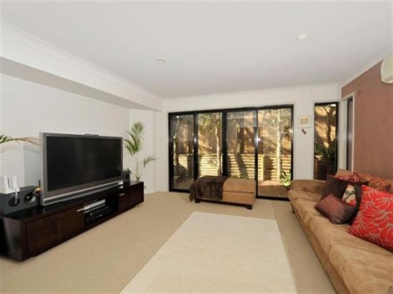 19 Estate Place, Holland Park West QLD 4121