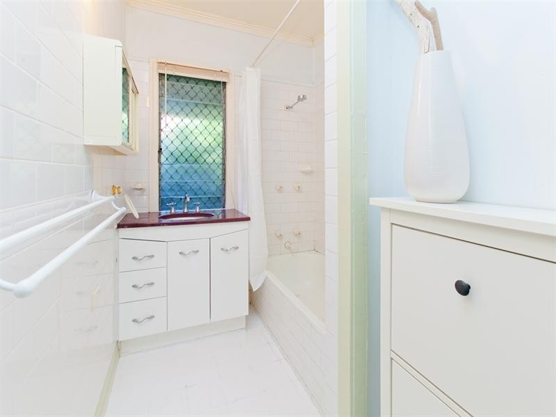 111 Murton Avenue, Holland Park QLD 4121