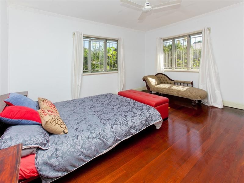 111 Murton Avenue, Holland Park QLD 4121