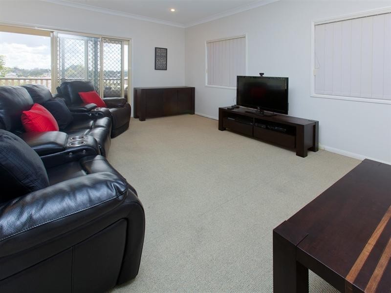 27 Boronia Avenue, Holland Park West QLD 4121