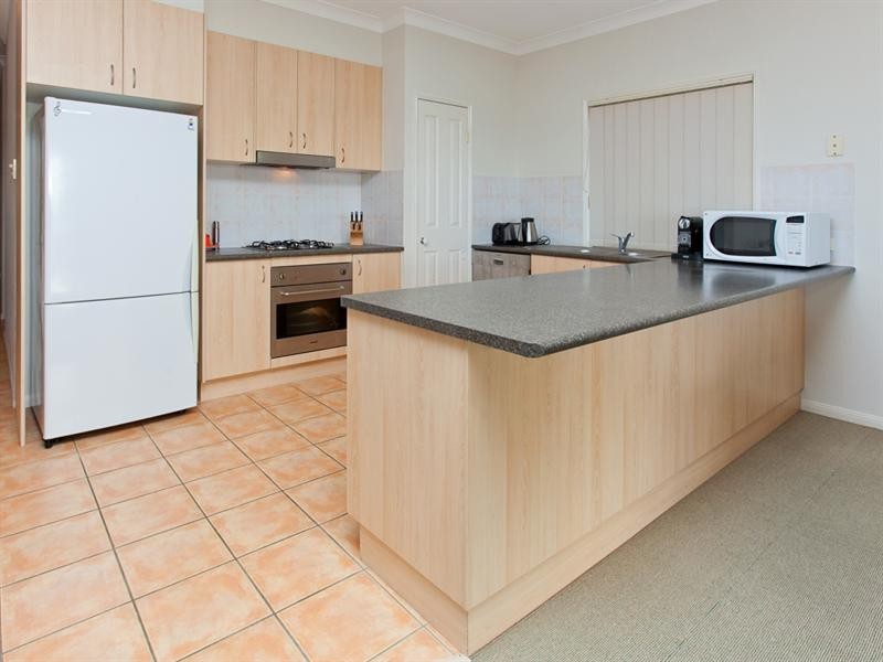 27 Boronia Avenue, Holland Park West QLD 4121