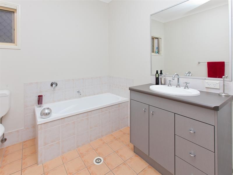 27 Boronia Avenue, Holland Park West QLD 4121