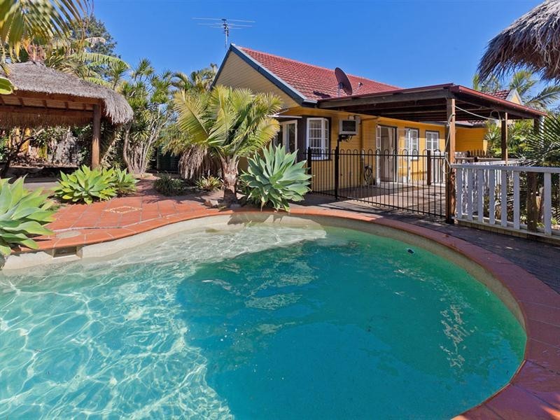 1 Galsworthy Street, Holland Park West QLD 4121