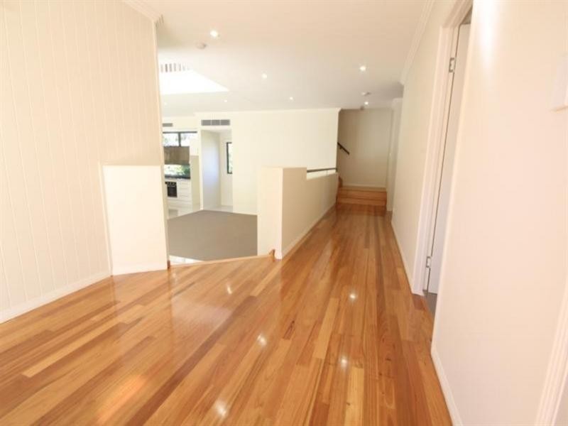 38 Pickthorne Street, Holland Park West QLD 4121
