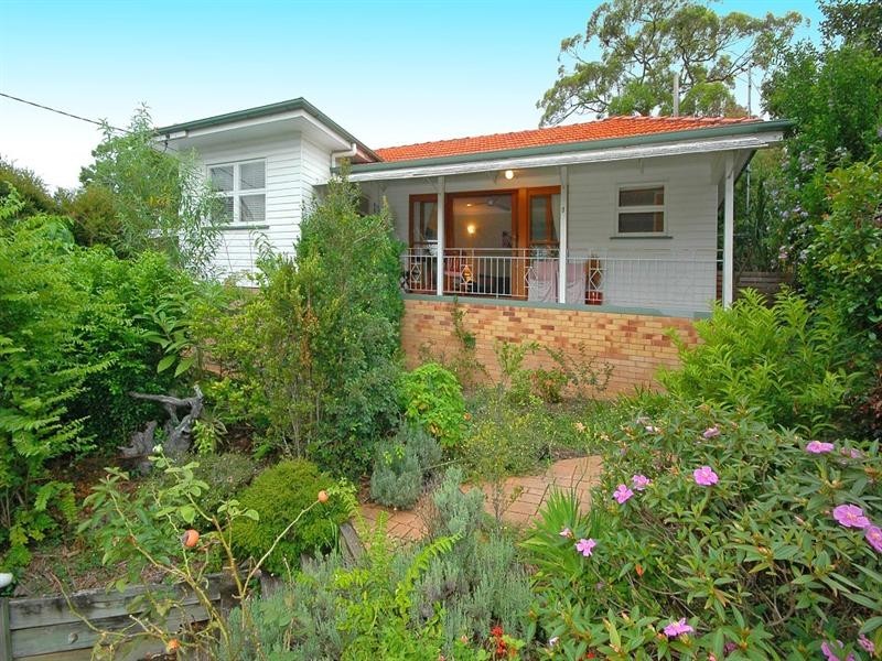 8 Gill Street, Holland Park QLD 4121