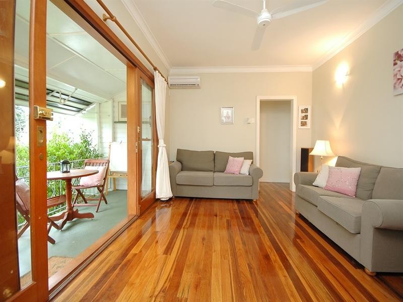 8 Gill Street, Holland Park QLD 4121