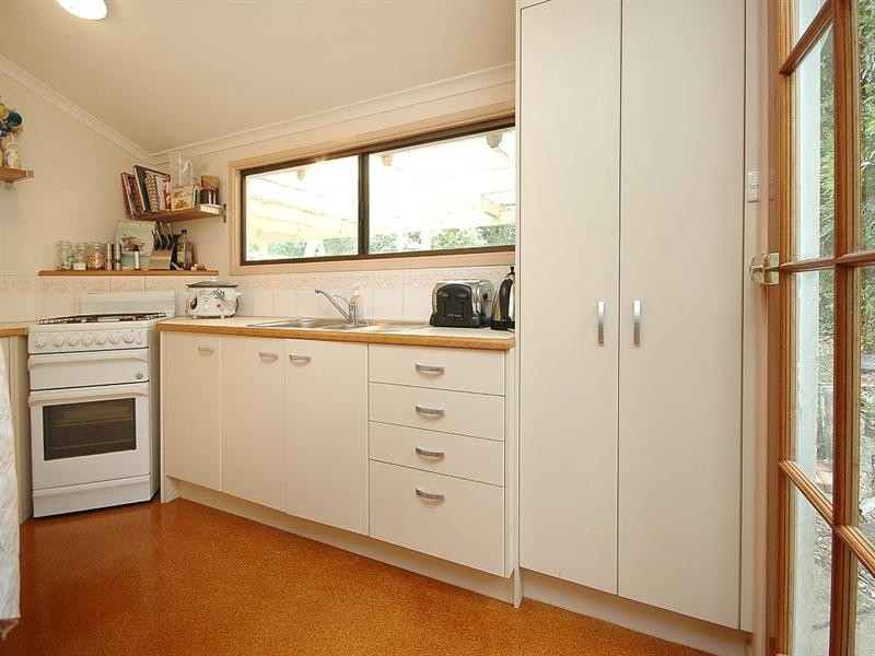 8 Gill Street, Holland Park QLD 4121