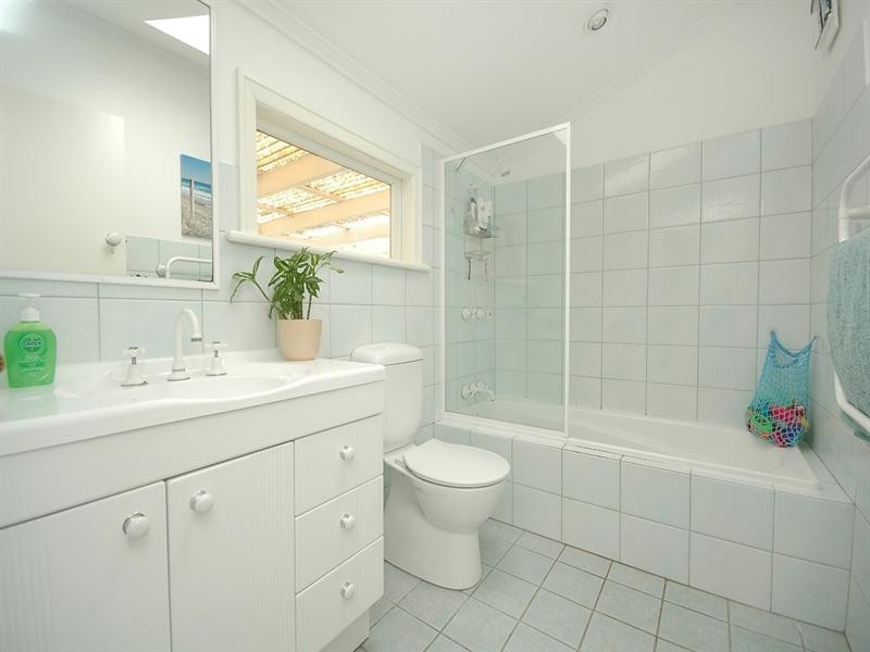 8 Gill Street, Holland Park QLD 4121